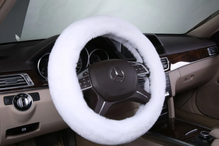 Оплетка на руль M-L (37-40 см) белый ИСК.МЕХ короткий ворс ПРЕМИУМ TBT025 Автопилот